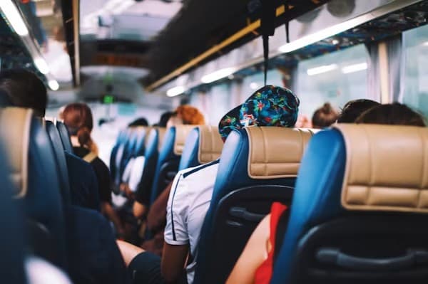 Voyageurs utilisant Mobembo pour préparer leur déplacement